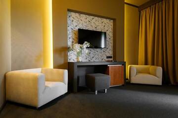 Фото номера Двухместный номер Делюкс с 1 кроватью Отель Jolly Alon Hotel г. Кишинёв 16