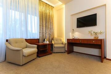 Фото номера Двухместный номер Делюкс с 1 кроватью Отель Jolly Alon Hotel г. Кишинёв 20