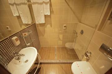 Фото номера Двухместный номер Делюкс с 1 кроватью Отель Jolly Alon Hotel г. Кишинёв 18