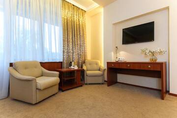 Фото номера Двухместный номер Делюкс с 1 кроватью Отель Jolly Alon Hotel г. Кишинёв 3