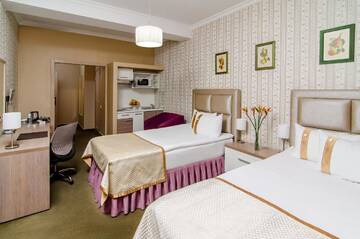 Фото номера Double Room with Two Single Beds and Balcony - Non-Smoking Отель Flowers Hotel г. Кишинёв 3