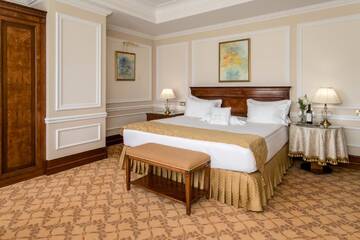 Фото номера Двухместный номер Делюкс с 1 кроватью Отель Nobil Luxury Boutique Hotel г. Кишинёв 3