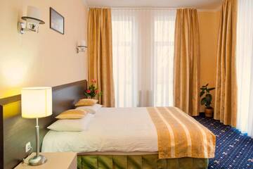 Фото номера Улучшенный люкс Отель Manhattan Hotel &amp; Restaurant г. Кишинёв 2