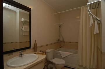 Фото номера Улучшенный двухместный номер с 1 кроватью Отель Manhattan Hotel &amp; Restaurant г. Кишинёв 3