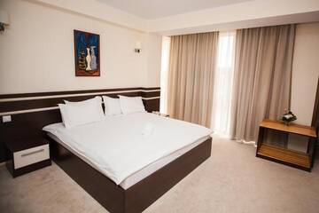 Фото номера Улучшенный двухместный номер с 1 кроватью Отель Jazz Hotel г. Кишинёв 10