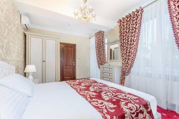 Фото номера Люкс с кроватью размера «king-size» и балконом Отель Park Lane Hotel г. Кишинёв 7