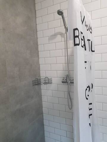 Фото номера Кровать в общем 6-местном номере для женщин Хостелы Hostel City Center г. Кишинёв 7