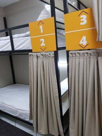 Фото номера Кровать в общем 6-местном номере для женщин Хостелы Hostel City Center г. Кишинёв 9