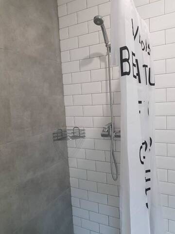 Фото номера Кровать в общем 6-местном номере для женщин Хостелы Hostel City Center г. Кишинёв 13