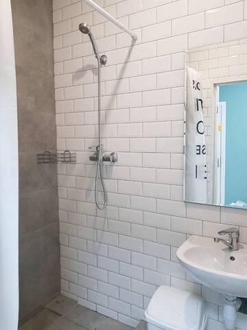 Фото номера Кровать в общем 6-местном номере для женщин Хостелы Hostel City Center г. Кишинёв 16