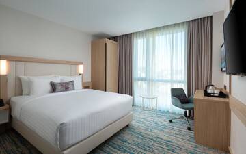 Фото номера Стандартный номер с 1 кроватью размера «queen-size» и видом на город Отель Courtyard by Marriott Chisinau г. Кишинёв 7