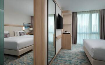 Фото номера Стандартный номер с 1 кроватью размера «queen-size» и видом на город Отель Courtyard by Marriott Chisinau г. Кишинёв 2
