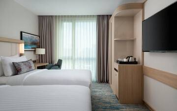 Фото номера Standard, Guest room, 2 Twin/Single Bed(s), City view Отель Courtyard by Marriott Chisinau г. Кишинёв 6