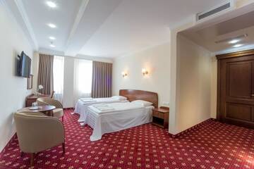 Фото номера Улучшенный двухместный номер с 2 отдельными кроватями Отель Ambassador Hotel г. Кишинёв 6