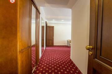 Фото номера Улучшенный двухместный номер с 2 отдельными кроватями Отель Ambassador Hotel г. Кишинёв 3