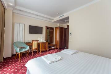 Фото номера Двухместный номер Делюкс с 1 кроватью Отель Ambassador Hotel г. Кишинёв 2